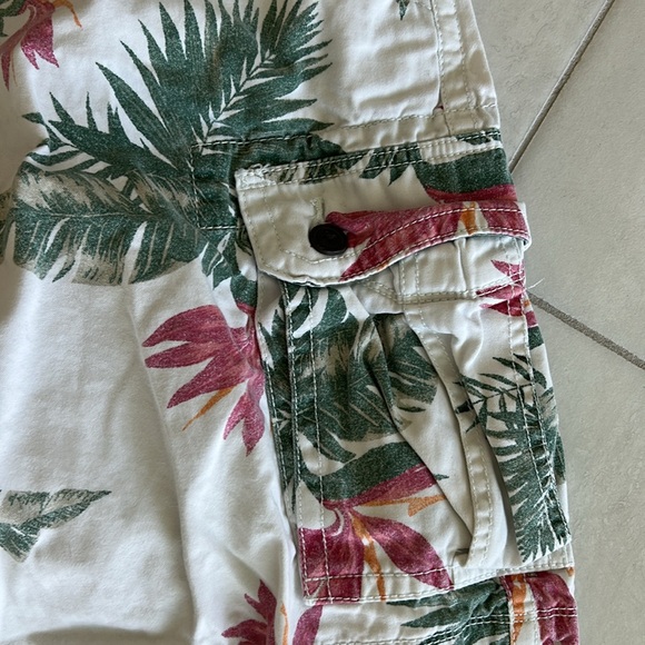 Arizona Jeans Co Tropical Print Cargo Shorts Size 36 - Picture 3 of 7